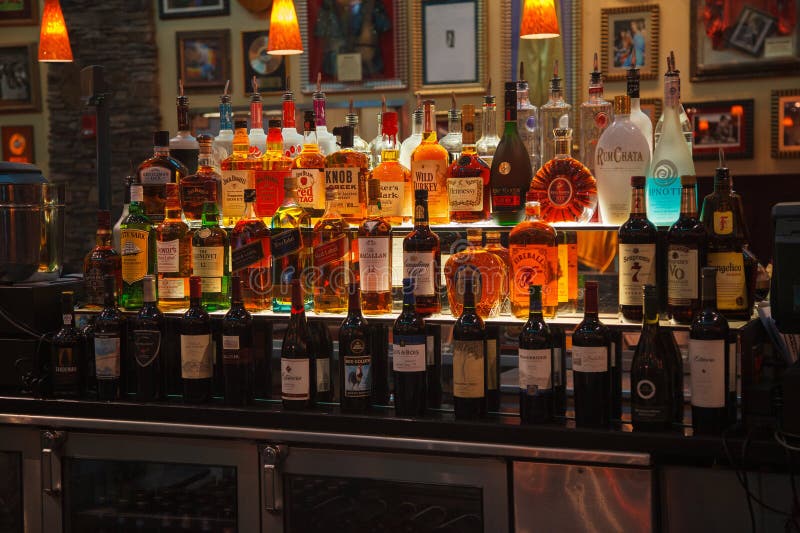 Hard Rock Cafe咖啡厅酒吧内的酒精和葡萄酒瓶，该餐厅位于马尚塔克特的Foxwoods Resort Casino度假村内，是著名的餐厅 免版税库存图片