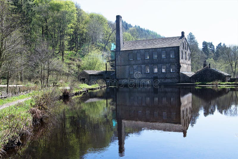 Hardcastle Craggs y Gibson Mill, en el puente de Hebden fotos de archivo libres de regalías Hardcastle Craggs y Gibson Mill, en el puente de Hebden fotos de archivo libres de regalías