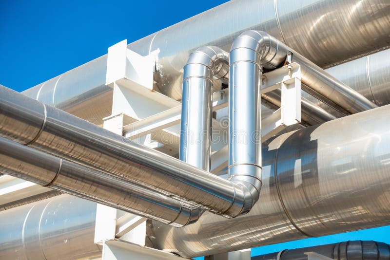 Harder of Stoompijpleiding en Isolatie van Productie in Olie en Gas Industriële, Petrochemische Distributiepijp bij Raffinaderij stock afbeelding Harder of Stoompijpleiding en Isolatie van Productie in Olie en Gas Industriële, Petrochemische Distributiepijp bij Raffinaderij stock afbeelding