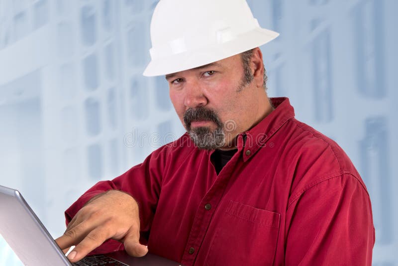 Hardhat-Techniker Looking Trustfully lizenzfreie stockbilder Hardhat-Techniker Looking Trustfully lizenzfreie stockbilder