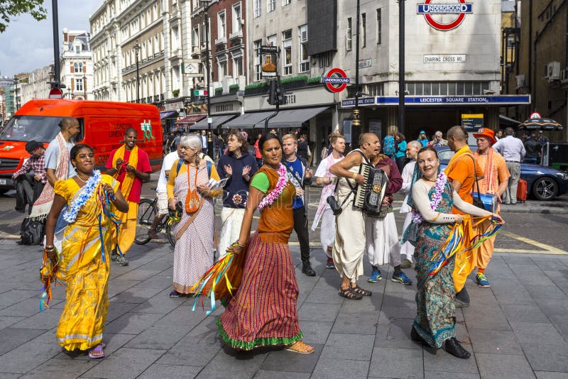 HareKrishna fantaster i den Leicester fyrkanten royaltyfria foton HareKrishna fantaster i den Leicester fyrkanten royaltyfria foton