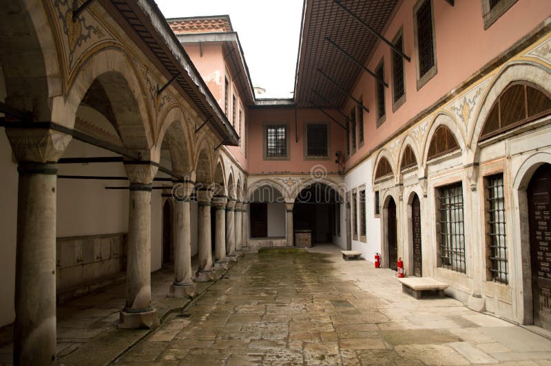 A court of the harem of the Topkapi palace in Istanbul. The Imperial Harem (Harem-i HÃ¼mayÃ»n) occupied one of the sections of the private apartments of the sultan; it contained more than 400 rooms.The harem was home to the sultan's mother, the Valide Sultan; the concubines and wives of the sultan; and the rest of his family, including children; and their servants. A court of the harem of the Topkapi palace in Istanbul. The Imperial Harem (Harem-i HÃ¼mayÃ»n) occupied one of the sections of the private apartments of the sultan; it contained more than 400 rooms.The harem was home to the sultan's mother, the Valide Sultan; the concubines and wives of the sultan; and the rest of his family, including children; and their servants.