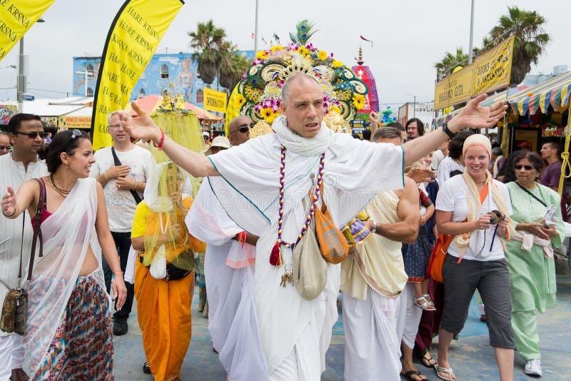 Hare Krishna Seguidores Cantando Marcha Foto Editorial - Imagem de
