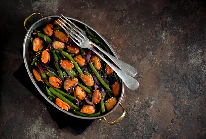 Haricots verts avec des moules, des oignons rouges et le sésame Nourriture végétarienne saine image libre de droits Haricots verts avec des moules, des oignons rouges et le sésame Nourriture végétarienne saine image libre de droits