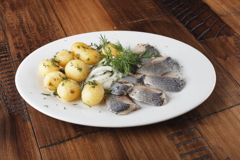 Haringenvissen met jonge aardappelsballen stock afbeeldingen Haringenvissen met jonge aardappelsballen stock afbeeldingen