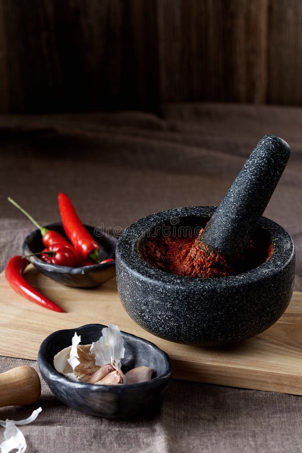 Harissa num almofariz escuro fotografia de stock