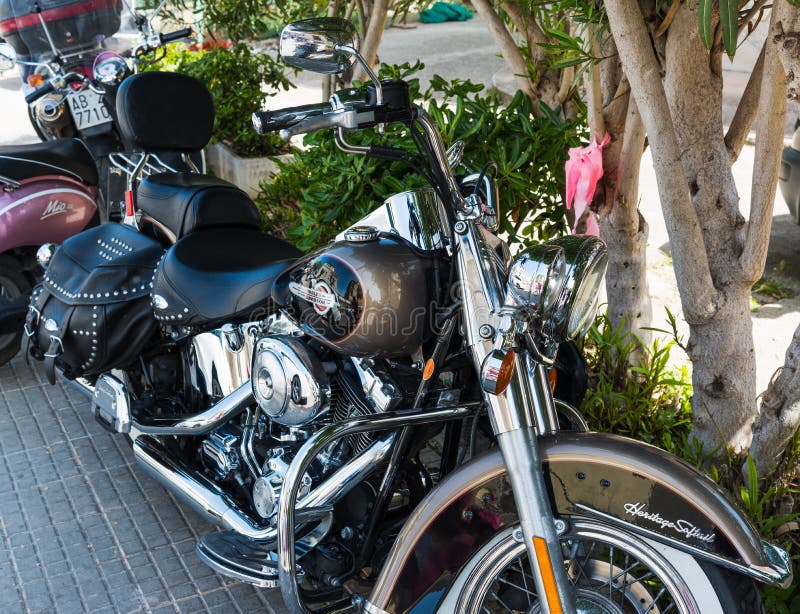 Harley Davidson Heritage Softail Classic ha parcheggiato nella tonalità immagini stock Harley Davidson Heritage Softail Classic ha parcheggiato nella tonalità immagini stock