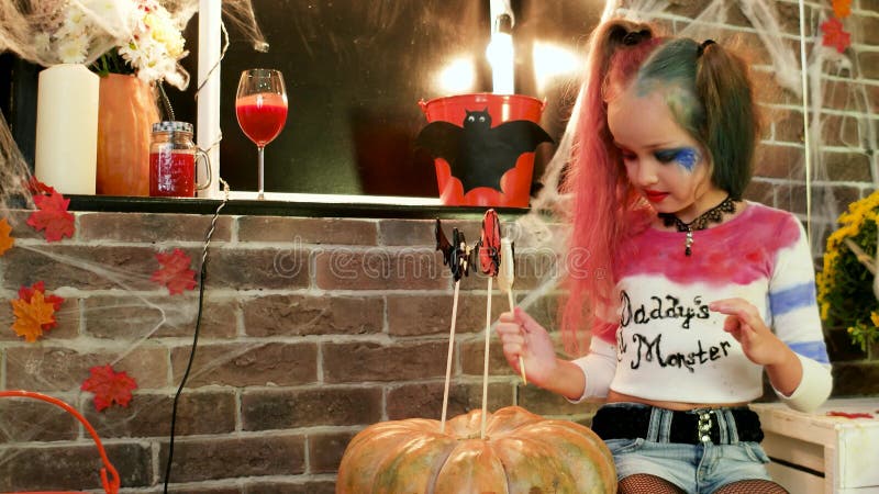 Costume Di Harley Quinn Halloween, Bambina Che Gioca Carattere Pazzo,  Celebrazione Del Partito Di Halloween Archivi Video - Video di anima,  divertimento: 96867019