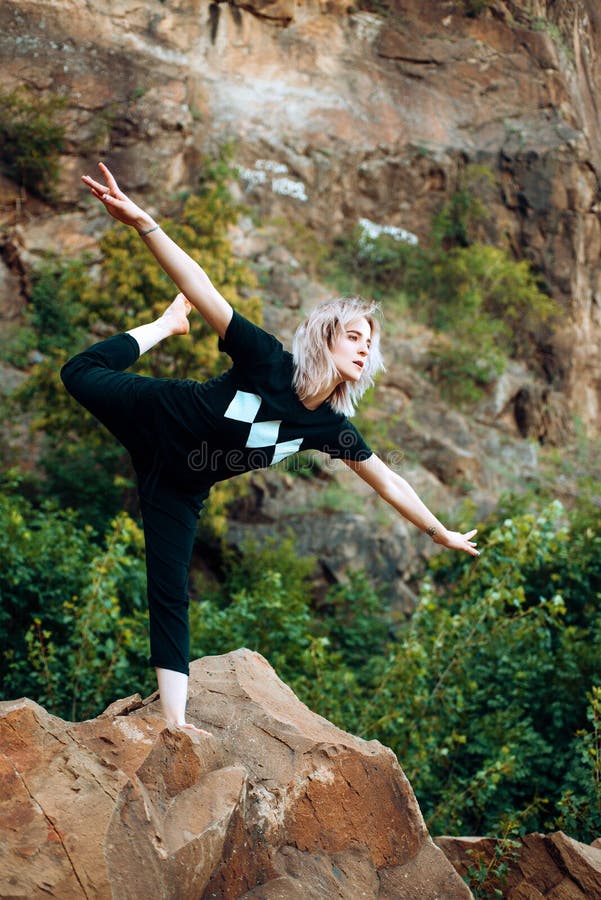Harmoni f?r yogahj?lpfynd E Flicka som str?cker kroppgenomk?rare str?ckning arkivbild Harmoni f?r yogahj?lpfynd E Flicka som str?cker kroppgenomk?rare str?ckning arkivbild