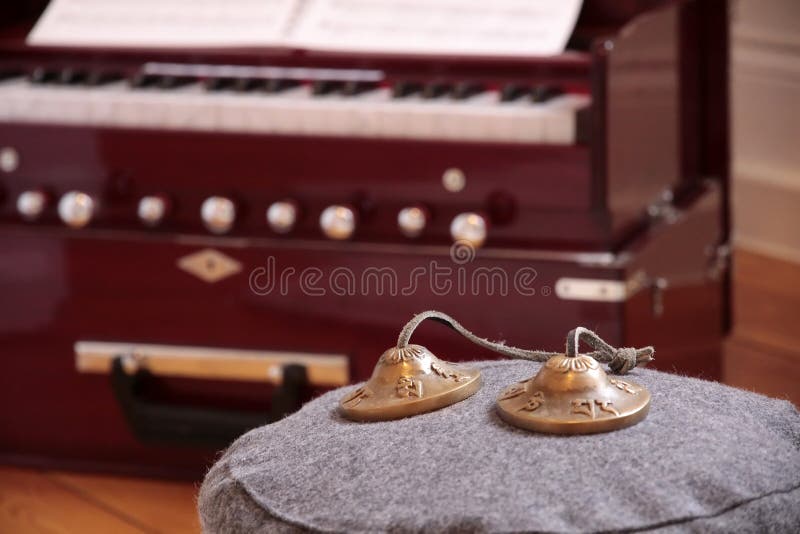 Harmonium et cymbales photos libres de droits Harmonium et cymbales photos libres de droits