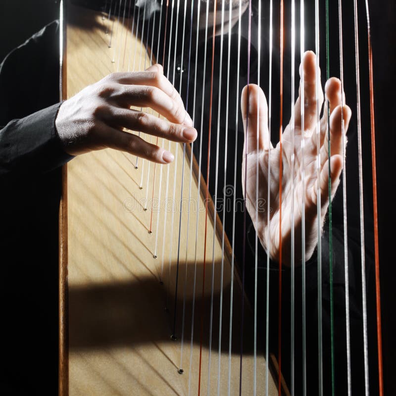 A harpa amarra as mãos do close up