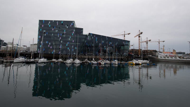 Harpa Concert Hall e centro congressi a Reykjavik fotografia stock libera da diritti Harpa Concert Hall e centro congressi a Reykjavik fotografia stock libera da diritti