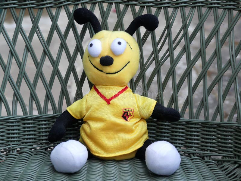 Harry o brinquedo loveable da mascote do zangão vestido no jogo do clube do futebol de Watford imagens de stock royalty free Harry o brinquedo loveable da mascote do zangão vestido no jogo do clube do futebol de Watford imagens de stock royalty free