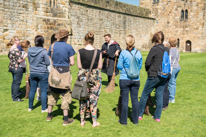 Harry Potter BroomstickTraining an AlnwickSchloss Redaktionelles Stockbild Bild von töpfer