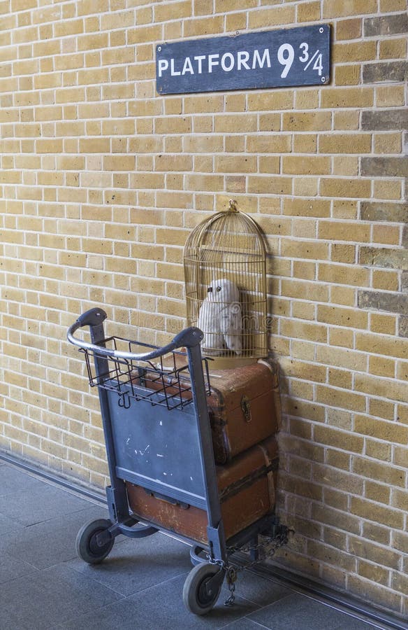 Harry Potter Platform En La Estación De Tren De Reyes Cross En Londres