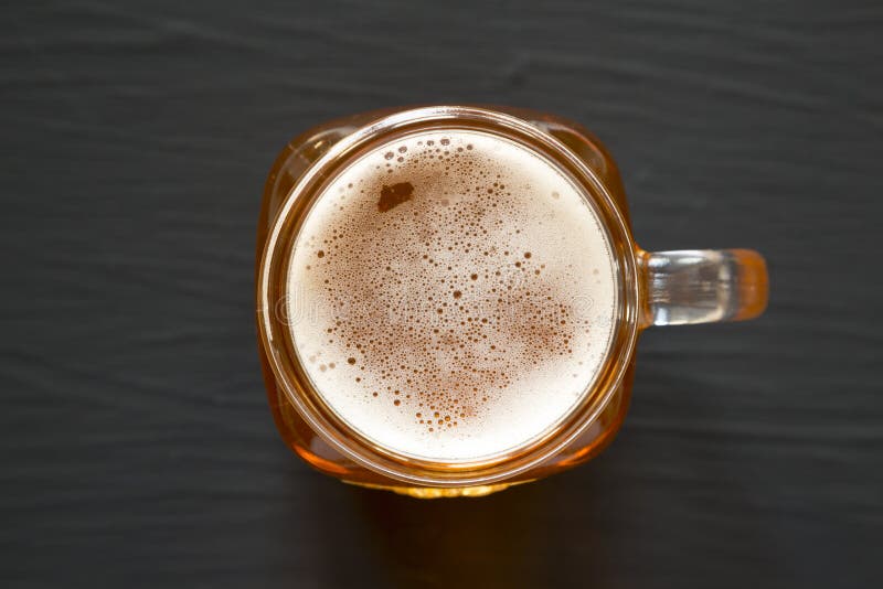 Hart Apfelweinale in einem Glasgefäßbecher auf einer schwarzen Oberflächendraufsicht. flache Lage von oben lizenzfreie stockfotos