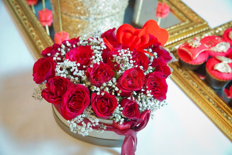 Hart gevormd boeket van mooie roze bloemen in de giftdoos Met de hand gemaakte roze en rode het hertvorm Valentine van boeketrose stock afbeelding Hart gevormd boeket van mooie roze bloemen in de giftdoos Met de hand gemaakte roze en rode het hertvorm Valentine van boeketrose stock afbeelding