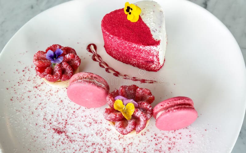 Hart gevormde aardbeicake met roze makarons - de desserts van de kaastaartenliefde stock foto's Hart gevormde aardbeicake met roze makarons - de desserts van de kaastaartenliefde stock foto's