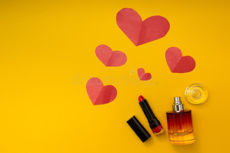 Hart, lippenstift en parfum op een gele achtergrond royalty-vrije stock fotografie Hart, lippenstift en parfum op een gele achtergrond royalty-vrije stock fotografie