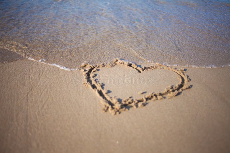 Hart in zand bij het strand, bekentenis van liefde, de zomer, overzees en zon royalty-vrije stock afbeeldingen Hart in zand bij het strand, bekentenis van liefde, de zomer, overzees en zon royalty-vrije stock afbeeldingen