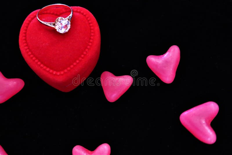Harten en een rode doos met ringen De dag van de valentijnskaart `s royalty-vrije stock afbeeldingen Harten en een rode doos met ringen De dag van de valentijnskaart `s royalty-vrije stock afbeeldingen