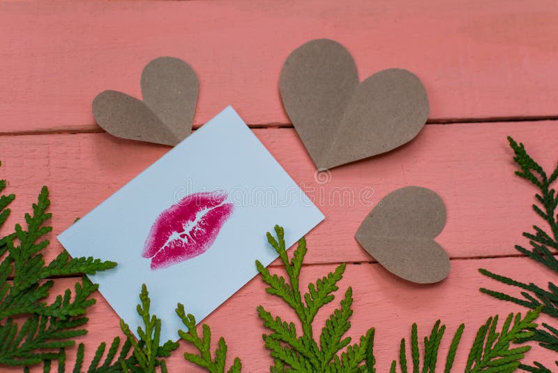 Harten en kaart met lippendruk op roze houten achtergrond stock afbeeldingen Harten en kaart met lippendruk op roze houten achtergrond stock afbeeldingen