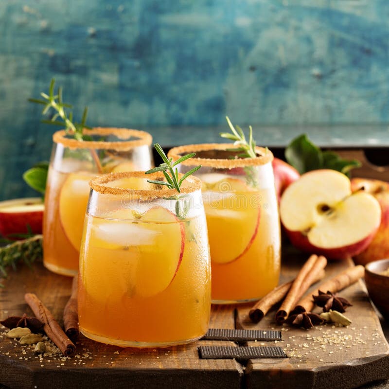 Hartes Apfelweincocktail mit Fallgewürzen lizenzfreie stockbilder