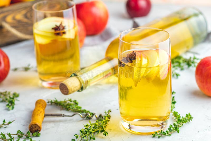 Hartes Apfelweincocktail mit frischem Thymian des Falles und Sternanis stockfotos