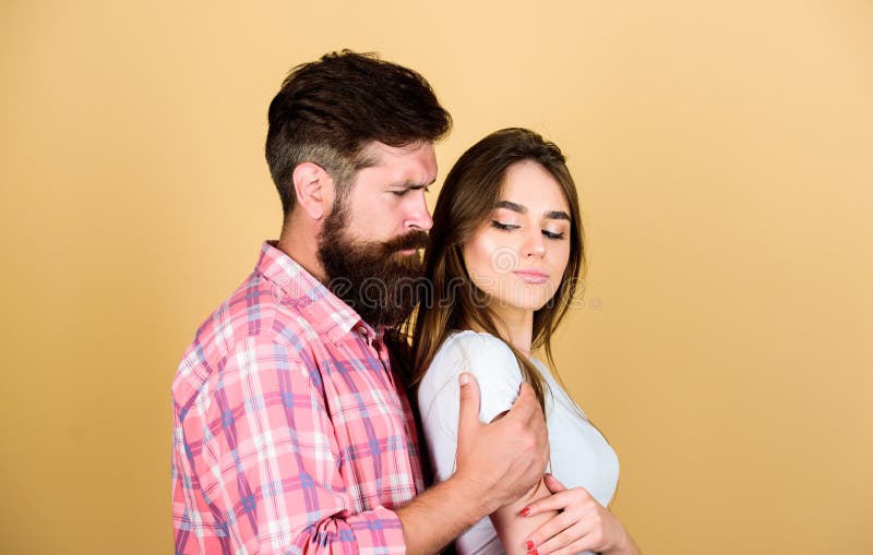 Hartstochtelijke liefde sexy vrouw en brutale kerel met baard Mensenvinger op lippen Paar in liefde gebaarde mens hipster met mei royalty-vrije stock foto's Hartstochtelijke liefde sexy vrouw en brutale kerel met baard Mensenvinger op lippen Paar in liefde gebaarde mens hipster met mei royalty-vrije stock foto's