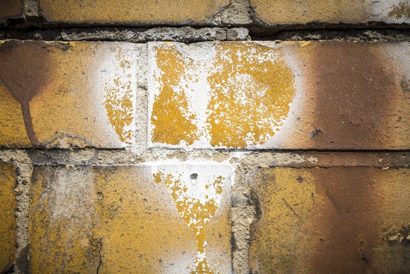 Hartsymbool op een grungy gele bakstenen muur stock foto's Hartsymbool op een grungy gele bakstenen muur stock foto's