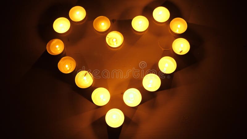 Hartvorm het branden theelichten Thee lichte kaarsen die de vorm van een hart vormen Het concept van het liefdethema