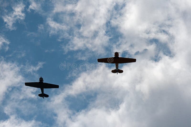 HARVARD-SCHATTENBILDER GEGEN WOLKEN stockbild HARVARD-SCHATTENBILDER GEGEN WOLKEN stockbild