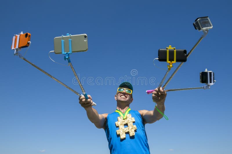 Hashtag złotego medalu atleta Bierze Selfies z Selfie kijami zdjęcie stock Hashtag złotego medalu atleta Bierze Selfies z Selfie kijami zdjęcie stock