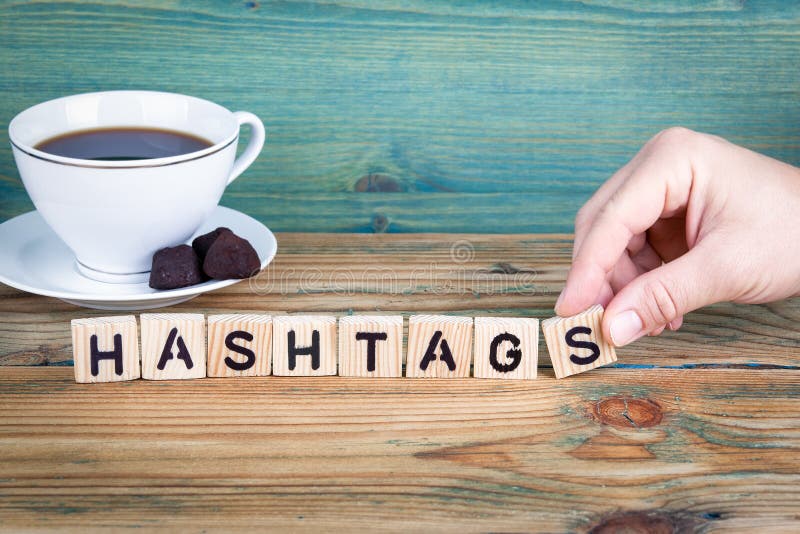 Hashtags Träbokstäver på den informativ och kommunikationsbakgrunden för kontorsskrivbord, royaltyfria bilder Hashtags Träbokstäver på den informativ och kommunikationsbakgrunden för kontorsskrivbord, royaltyfria bilder