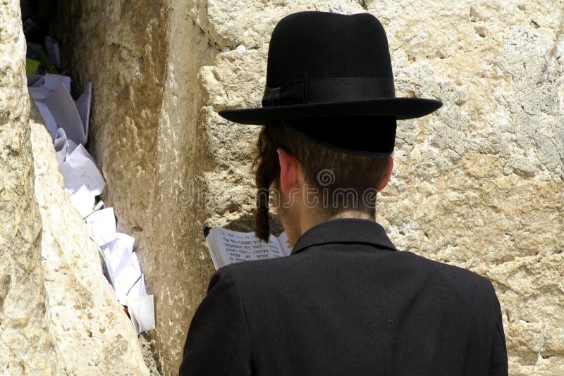 Hasidic jews by wailing wall