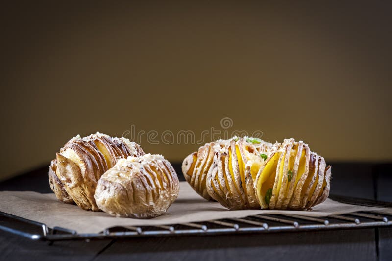 Hasselback al forno della patata fotografie stock libere da diritti Hasselback al forno della patata fotografie stock libere da diritti