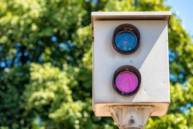 Hastighetskamera på en bygdväg Säkerhets- och trafikbegrepp royaltyfria foton Hastighetskamera på en bygdväg Säkerhets- och trafikbegrepp royaltyfria foton