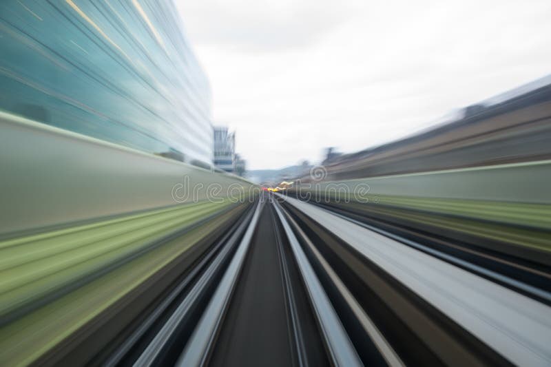 Hastighetsrörelse i stads- huvudvägvägtunnel royaltyfri foto Hastighetsrörelse i stads- huvudvägvägtunnel royaltyfri foto