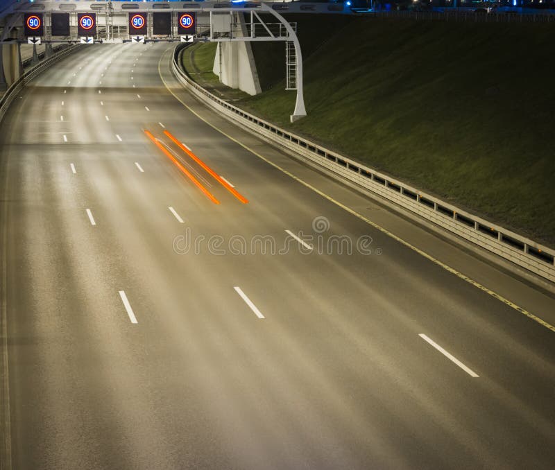 Hastighetstrafik på nattetid - ljus skuggar på motorwayhuvudvägen på natten fotografering för bildbyråer Hastighetstrafik på nattetid - ljus skuggar på motorwayhuvudvägen på natten fotografering för bildbyråer