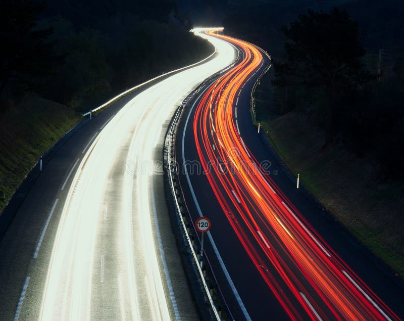 Hastighetstrafikljus skuggar på motorwayhuvudvägen på natten, A8 royaltyfria foton Hastighetstrafikljus skuggar på motorwayhuvudvägen på natten, A8 royaltyfria foton