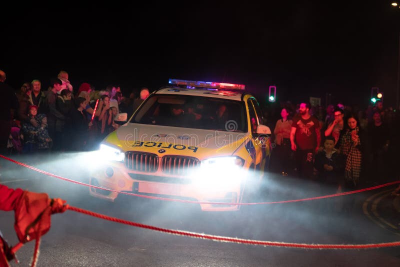 Hastings R-U, 10/13/18 - voiture de police au milieu de la foule photographie stock Hastings R-U, 10/13/18 - voiture de police au milieu de la foule photographie stock