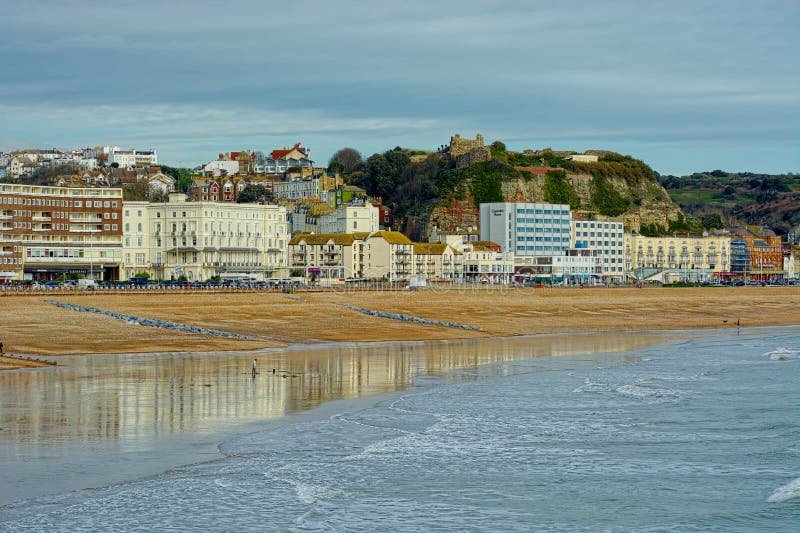 Hastingsstrand en strandboulevardgebouwen en Kasteel Sussex, het UK stock afbeeldingen Hastingsstrand en strandboulevardgebouwen en Kasteel Sussex, het UK stock afbeeldingen