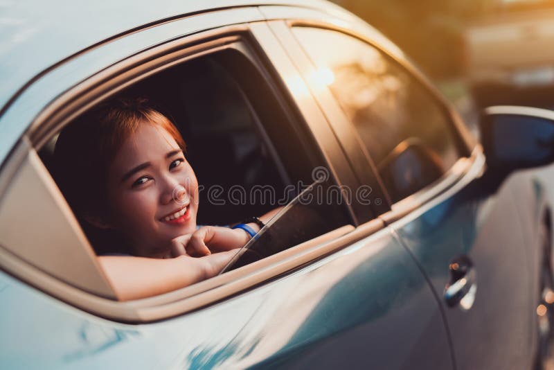 Hatchback Car viaggiare in macchina per un viaggio in macchina in macchina per una donna asiatica vacanze estive in macchina blu immagini stock Hatchback Car viaggiare in macchina per un viaggio in macchina in macchina per una donna asiatica vacanze estive in macchina blu immagini stock