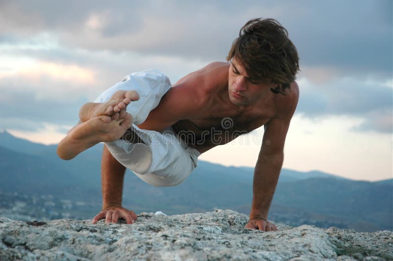 hathayoga för ashtavakrasana 2 fotografering för bildbyråer hathayoga för ashtavakrasana 2 fotografering för bildbyråer