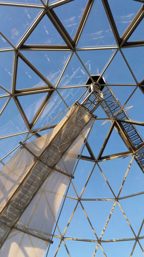 Haube gemacht von den Dreiecken auf einem Ausblickturm gegen einen blauen Himmel lizenzfreie stockbilder Haube gemacht von den Dreiecken auf einem Ausblickturm gegen einen blauen Himmel lizenzfreie stockbilder