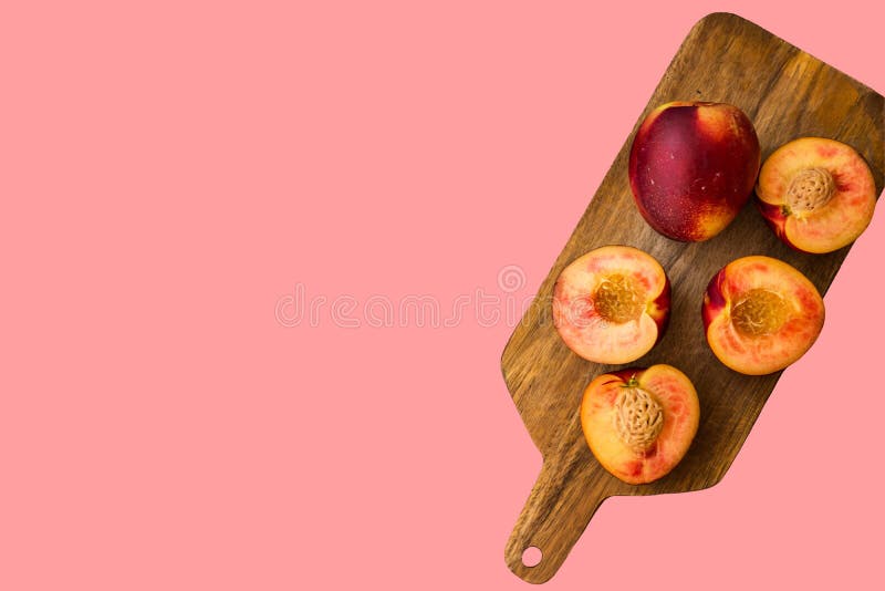Haufen des gesamten Teilstücks in den halben kolossale Rohglas frischen Nektarinen auf Holz Brett auf rosa Hintergrund Sommerfrüc lizenzfreie stockbilder