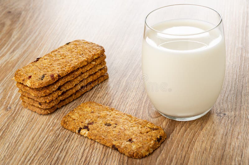Haufen muesli Cookies, Glas Milch Holztisch stockbilder