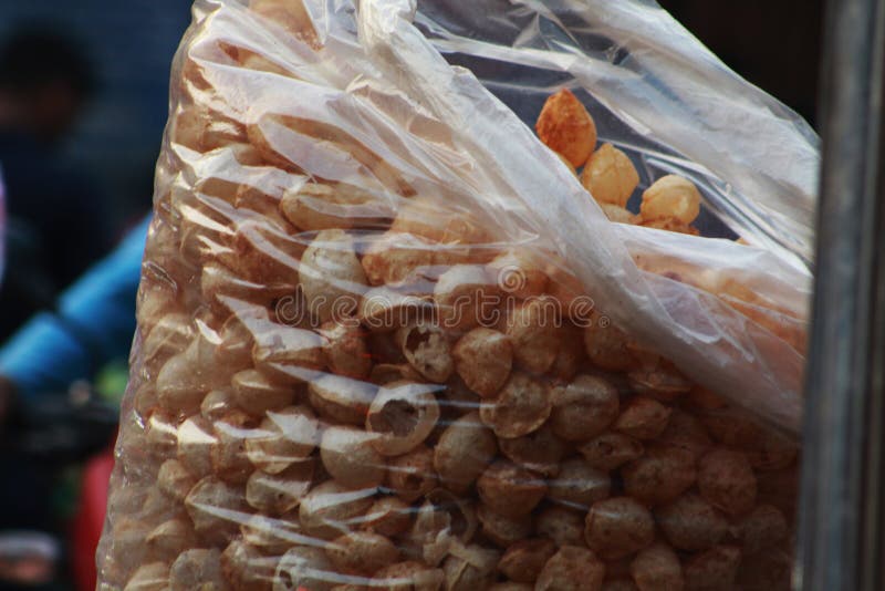 Haufen von papdi in einer Plastiktasche stockfoto Haufen von papdi in einer Plastiktasche stockfoto