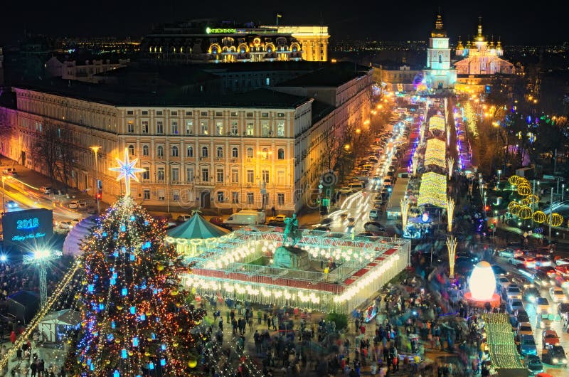 Haupt-Kyiv-` s Baum neuen Jahres und Weihnachtsmarkt auf St. Sophia Square Freilichtcafés, Kind-` s Anziehungskräfte und Andenken lizenzfreies stockbild Haupt-Kyiv-` s Baum neuen Jahres und Weihnachtsmarkt auf St. Sophia Square Freilichtcafés, Kind-` s Anziehungskräfte und Andenken lizenzfreies stockbild