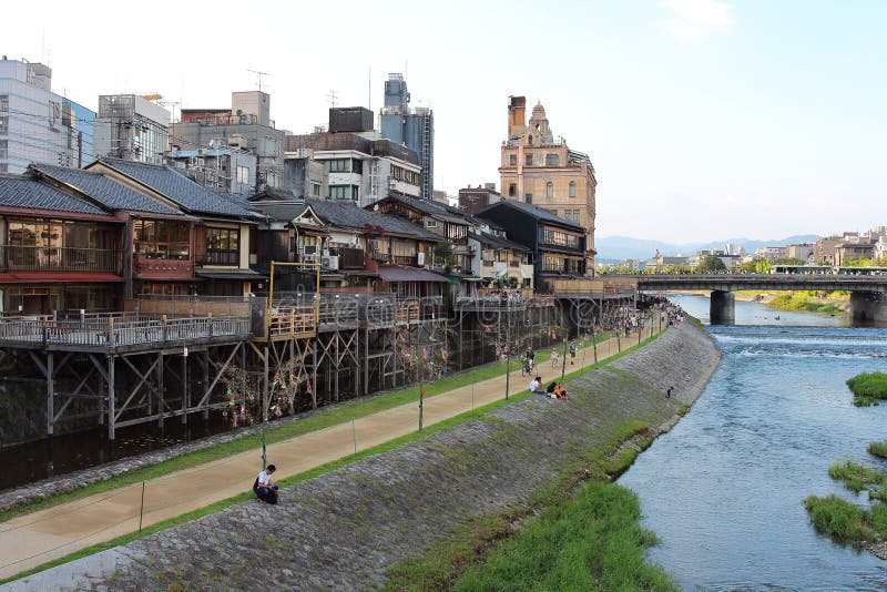 Hauptansicht der Kamo-Flusspromenade mit vielen Terrassen von Restaurants und der Bars mit Kyoto-` s alten Stadtgebäuden auf Hint lizenzfreies stockfoto Hauptansicht der Kamo-Flusspromenade mit vielen Terrassen von Restaurants und der Bars mit Kyoto-` s alten Stadtgebäuden auf Hint lizenzfreies stockfoto